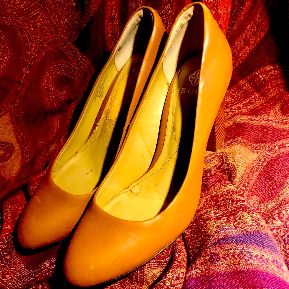 ISOLA ROSALIE PUMP.  Color: Cognac  Sz: 7.5